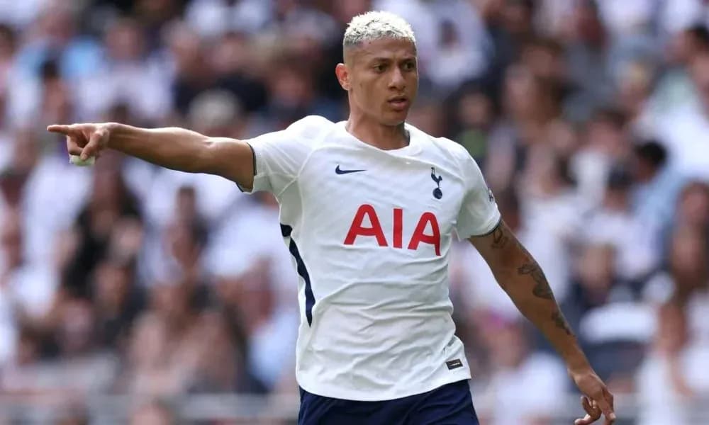 Futbolchi maydonda yo'l ko'rsatmoqda Futbolchi maydonda yo'l ko'rsatmoqda