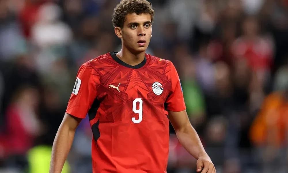 Futbolchi o'yin maydonida qizil forma kiygan Futbolchi o'yin maydonida qizil forma kiygan