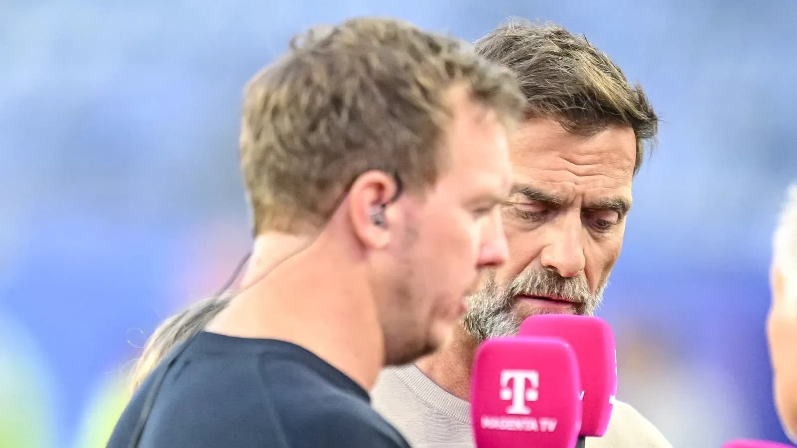 Interviewer and guest discussing before the match Interviewer and guest discussing before the match
