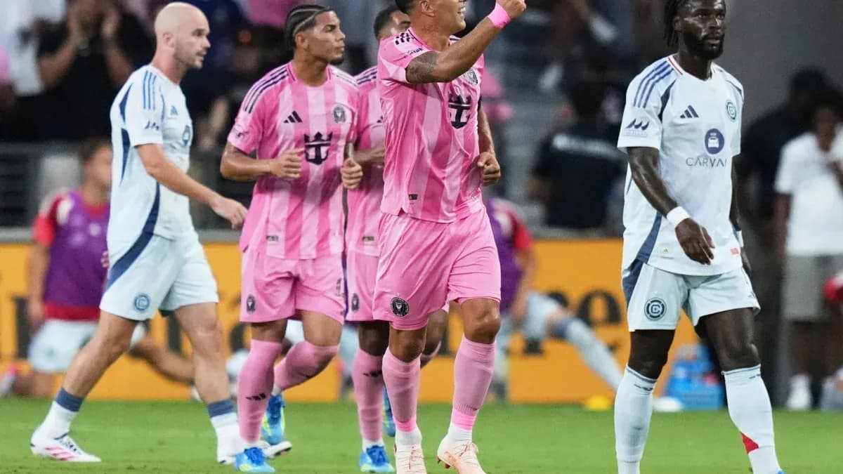 Futbolchilar o'yin davomida nishonlashmoqda Futbolchilar o'yin davomida nishonlashmoqda