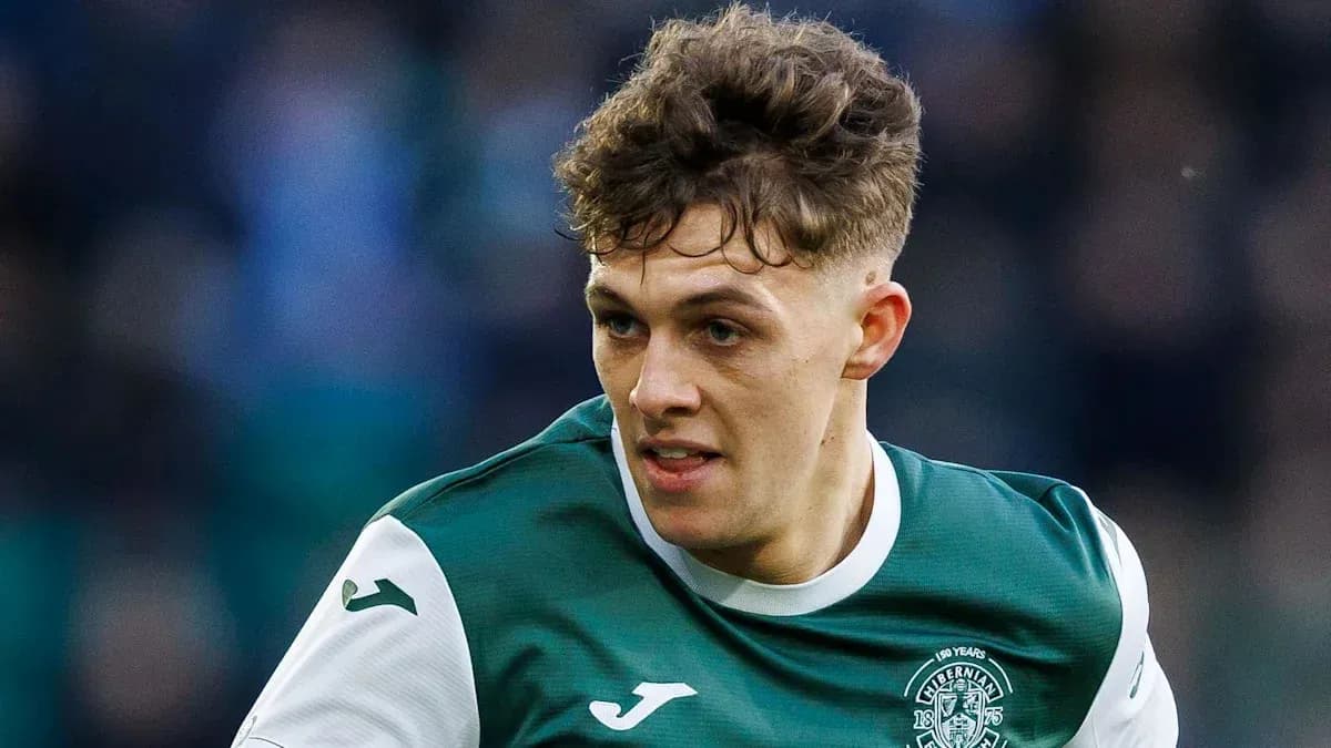Futbolchi Hibernian formasi bilan maydonda harakatda Futbolchi Hibernian formasi bilan maydonda harakatda