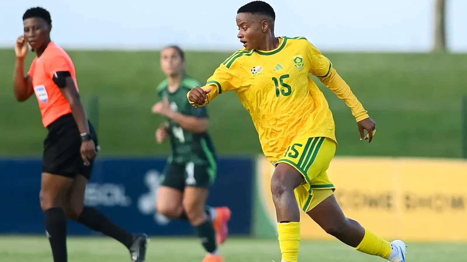 O'yin davomida qizil futbol formasi kiygan hakam O'yin davomida qizil futbol formasi kiygan hakam