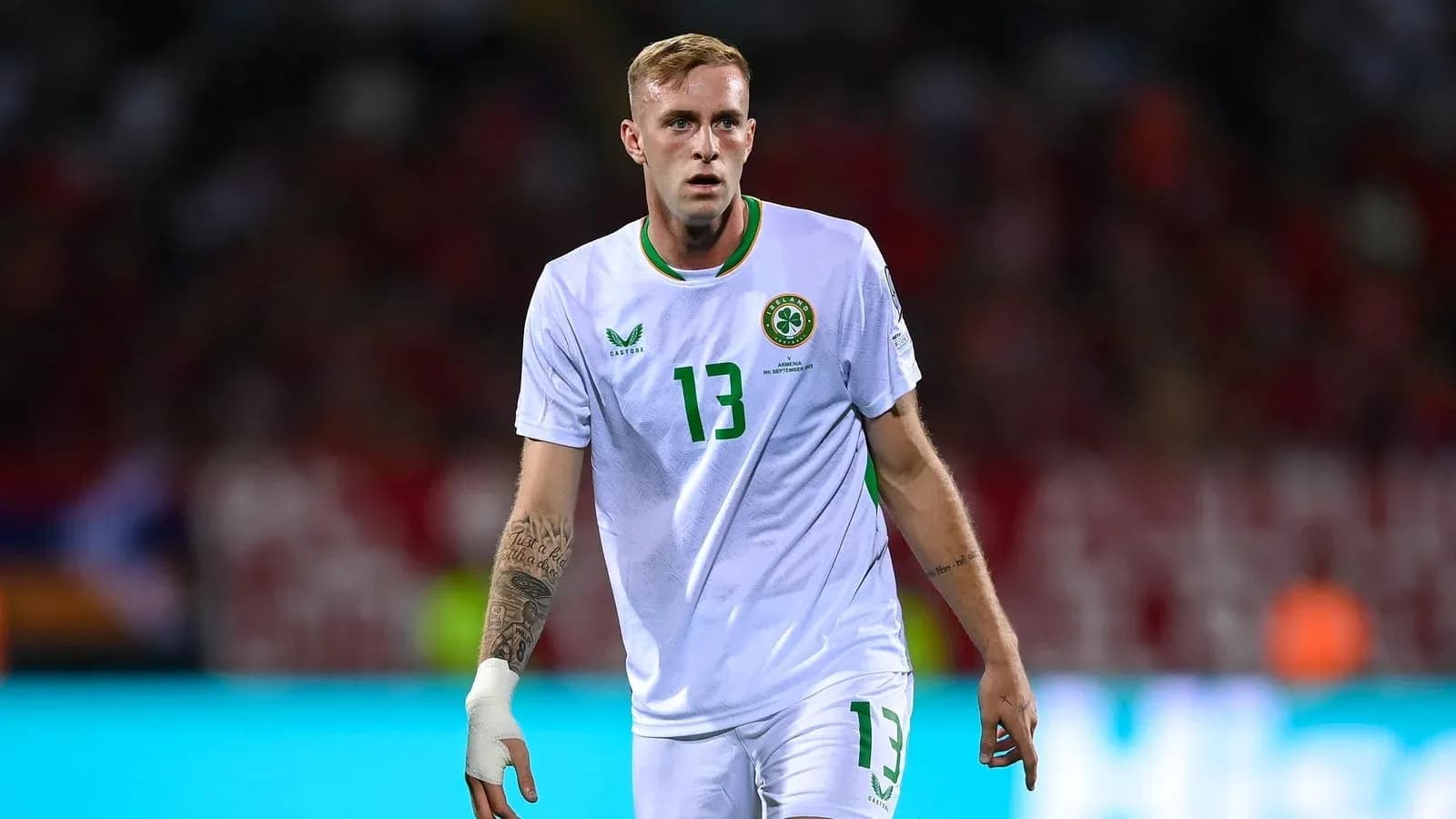 Futbolchi o'yinda, oq forma kiygan Futbolchi o'yinda, oq forma kiygan