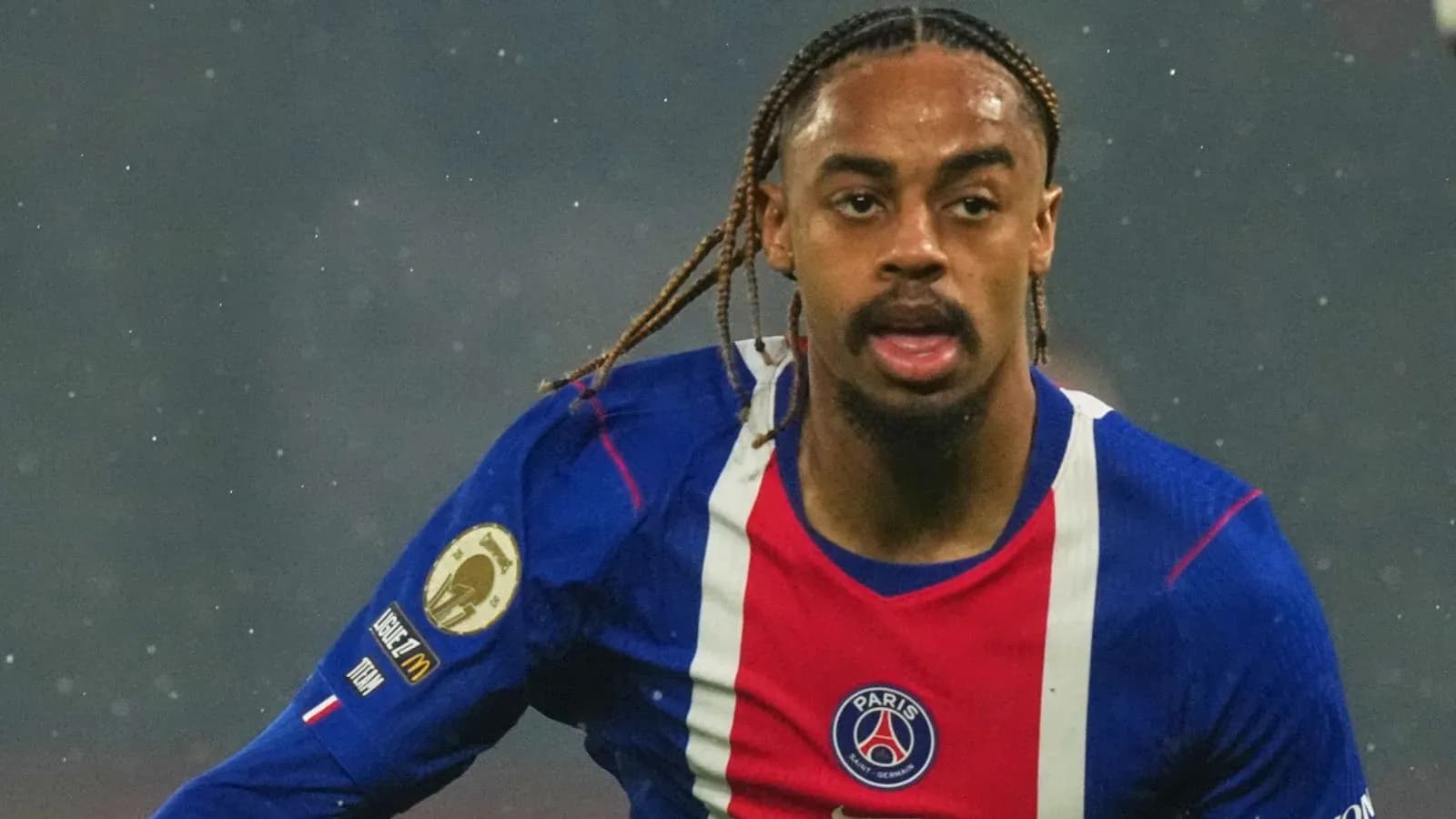 Futbolchi PSG formasida maydonni kesib o'tmoqda Futbolchi PSG formasida maydonni kesib o'tmoqda