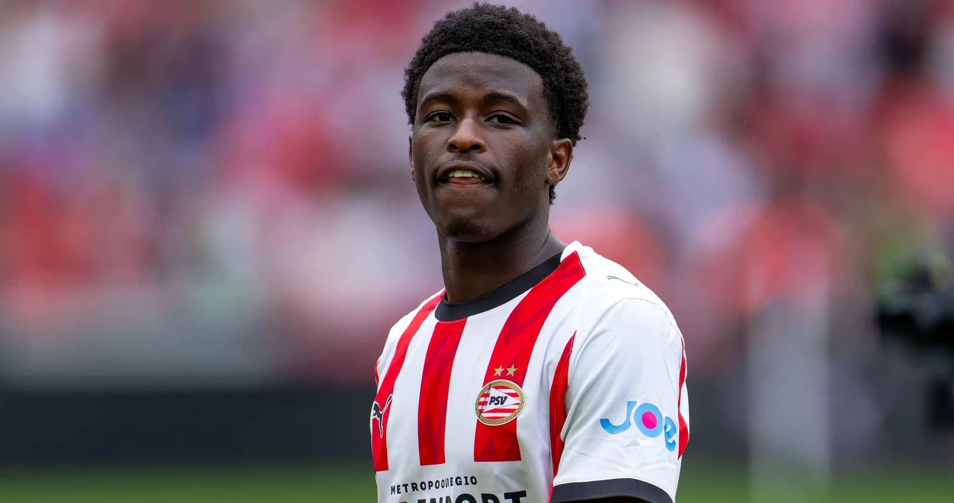 Futbolchi PSV formasi bilan maydonda turibdi Futbolchi PSV formasi bilan maydonda turibdi