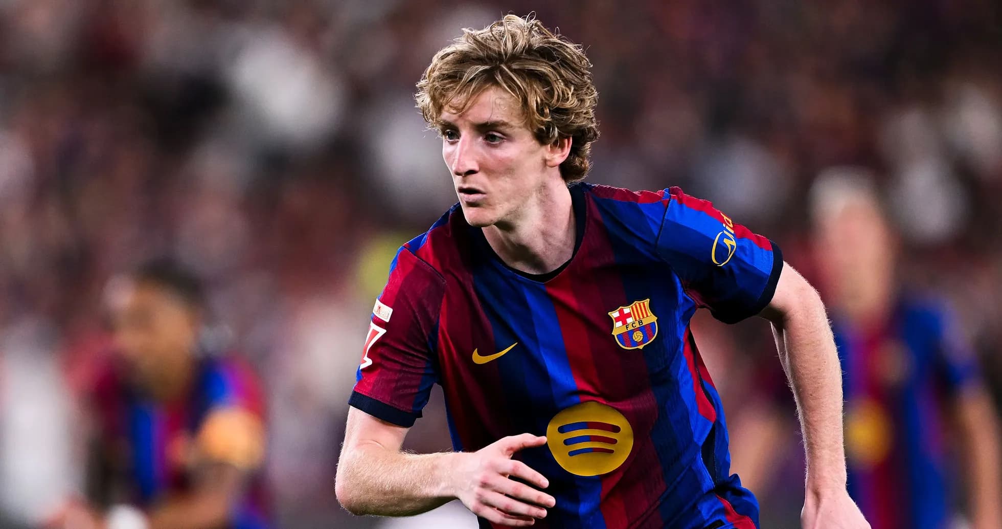 Futbolchi Barcelona formasida maydonda harakatda Futbolchi Barcelona formasida maydonda harakatda