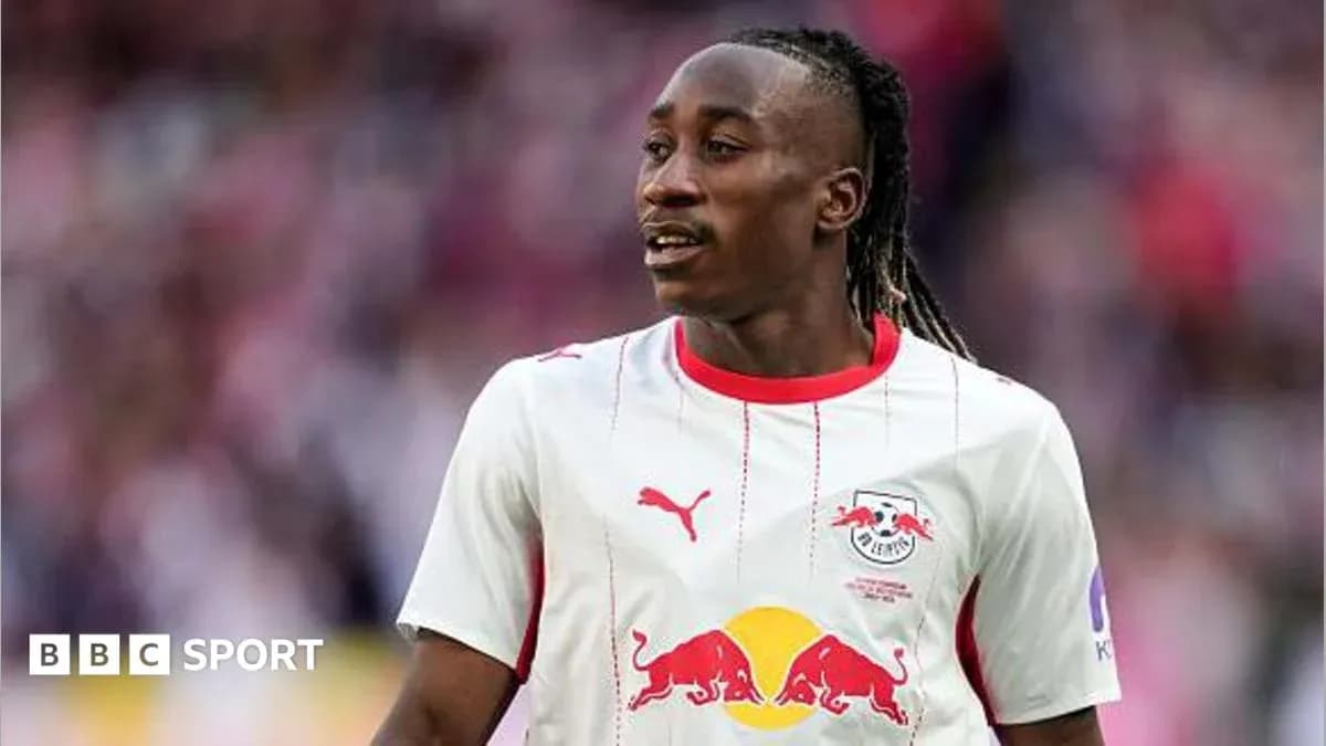 Futbolchi maydonda o'yin davomida Futbolchi maydonda o'yin davomida
