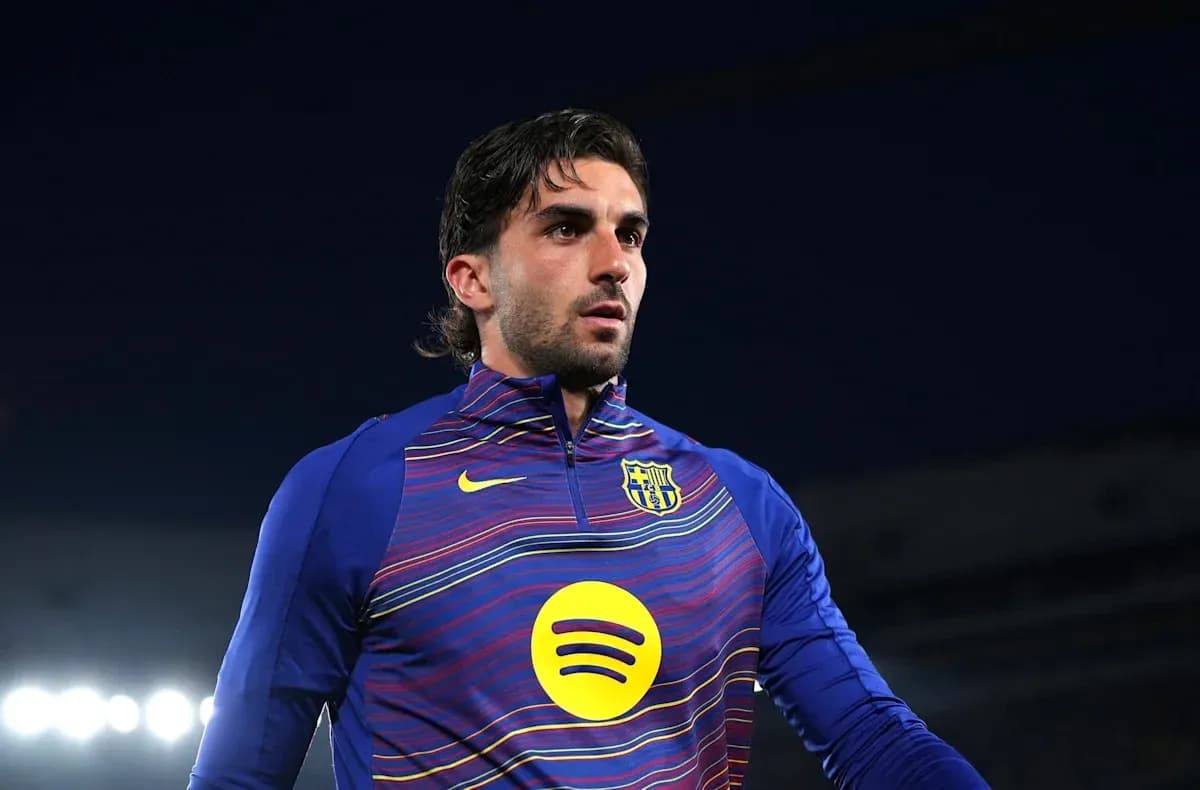Futbolchi stadionda kiyimda turibdi Futbolchi stadionda kiyimda turibdi