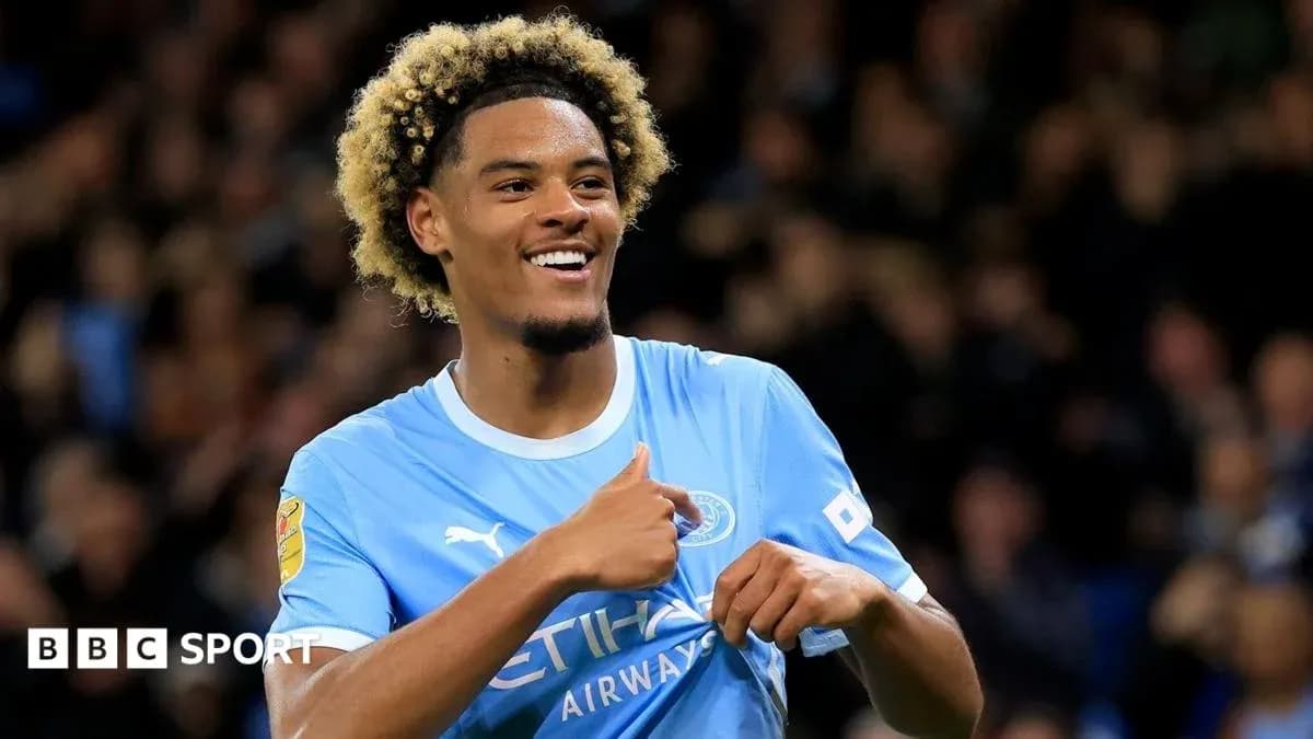 Futbolchi g'alaba bilan quvonchli ko'rinishda Futbolchi g'alaba bilan quvonchli ko'rinishda