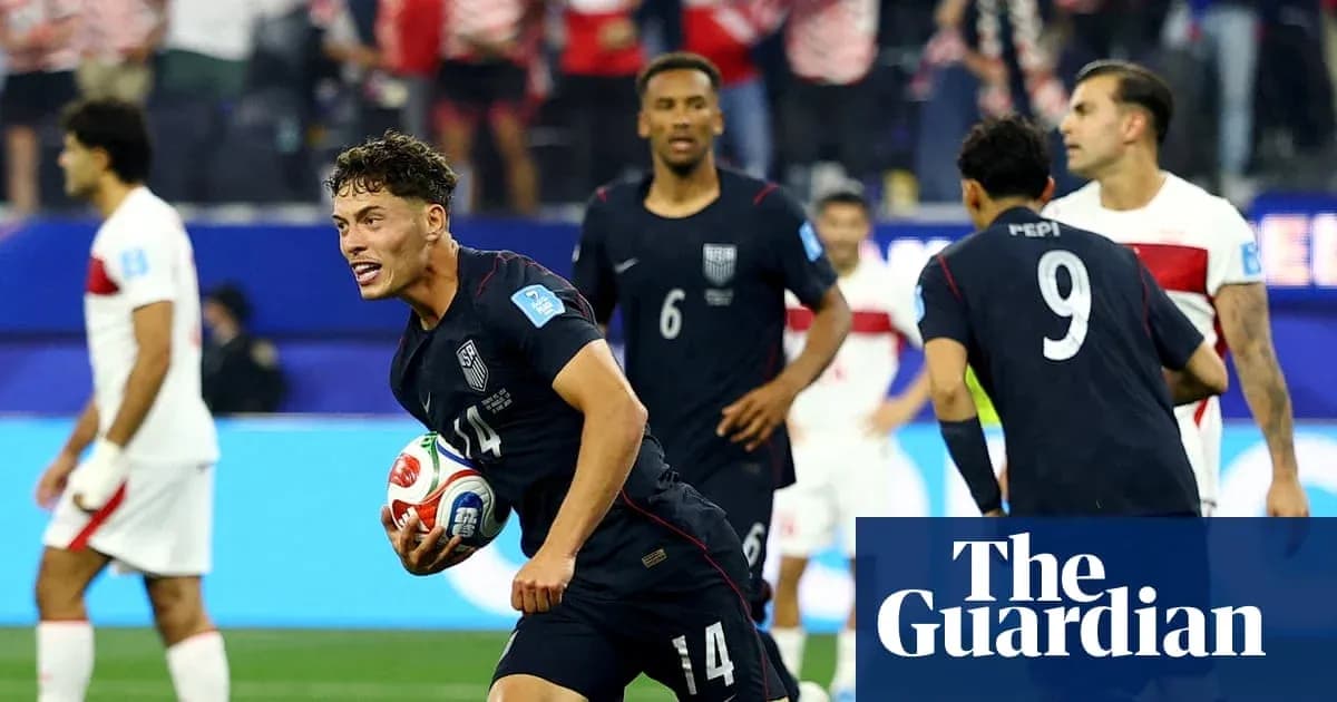 Futbol o'yinida raqibga qarshi hujum qilayotgan o'yinchi Futbol o'yinida raqibga qarshi hujum qilayotgan o'yinchi