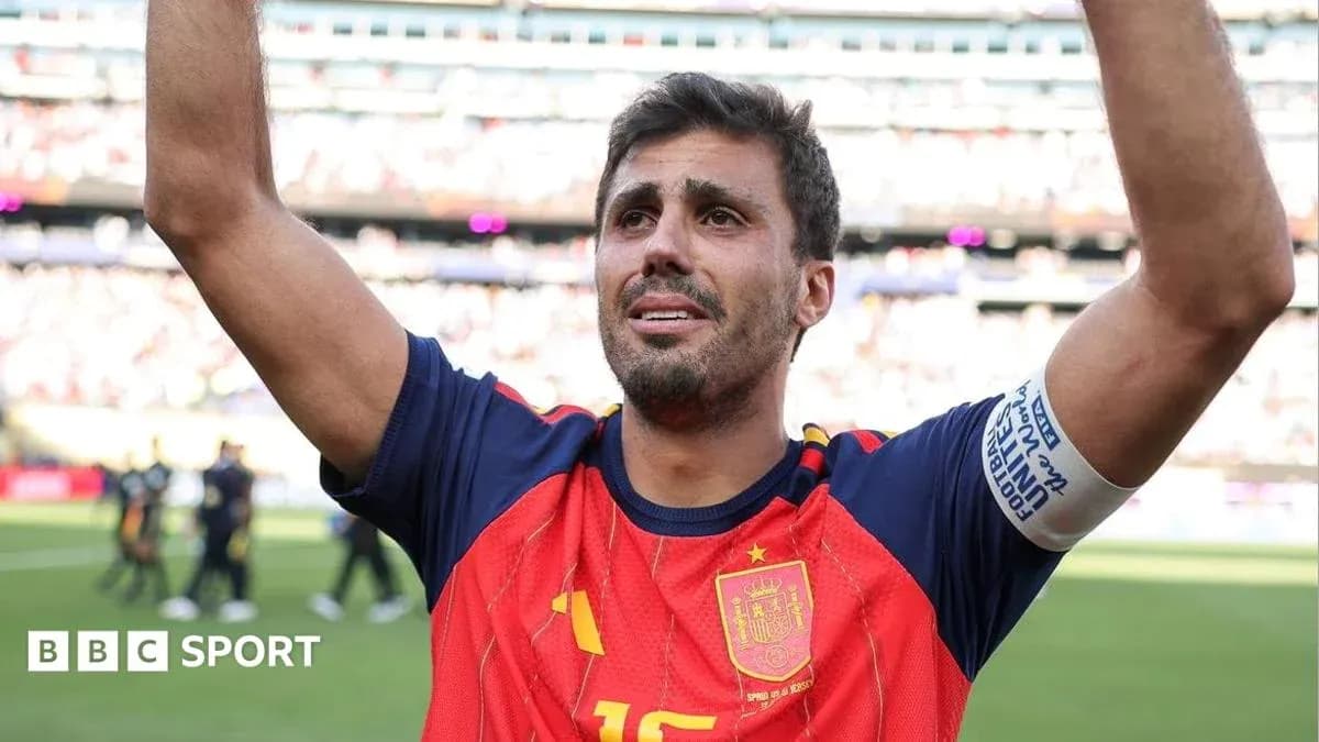 Futbolchi Ispaniya formasi bilan maydonda Futbolchi Ispaniya formasi bilan maydonda