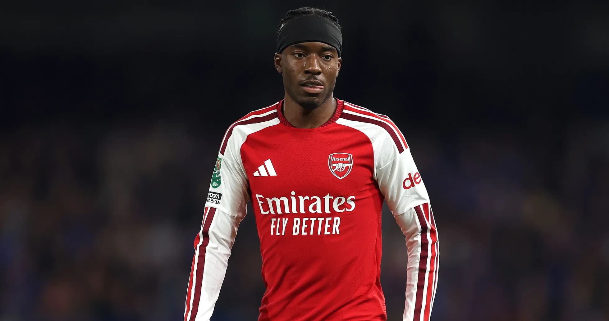 Futbolchi Arsenal formasida maydonda harakatda Futbolchi Arsenal formasida maydonda harakatda