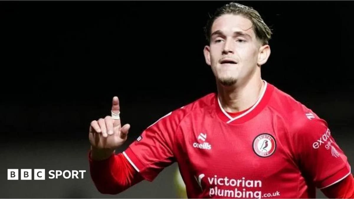 Futbolchi goli nishonlayotgan qizil formasida Futbolchi goli nishonlayotgan qizil formasida