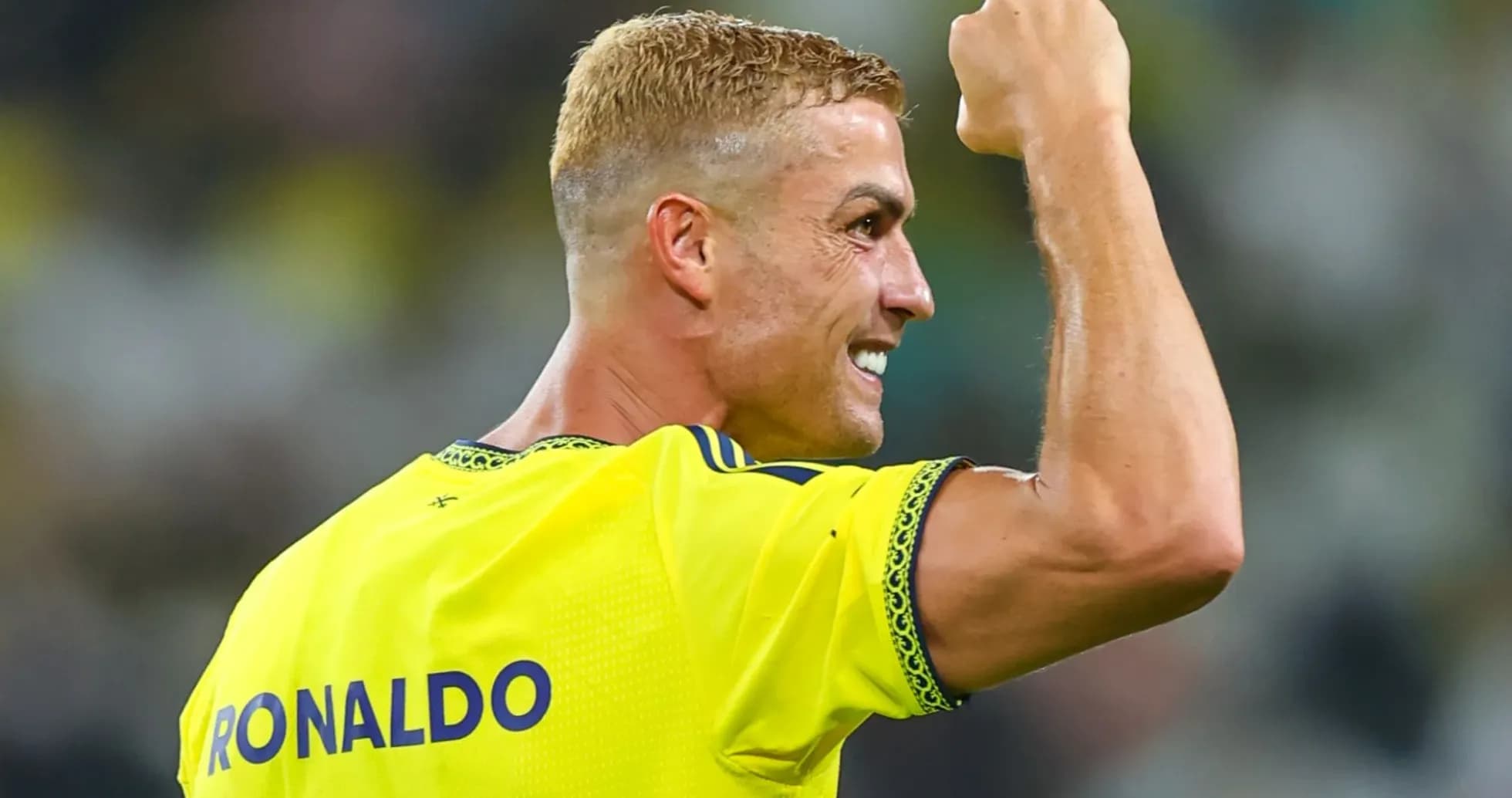 Futbolchi Ronaldo g'alaba uchun qo'lni ko'tarib turibdi Futbolchi Ronaldo g'alaba uchun qo'lni ko'tarib turibdi
