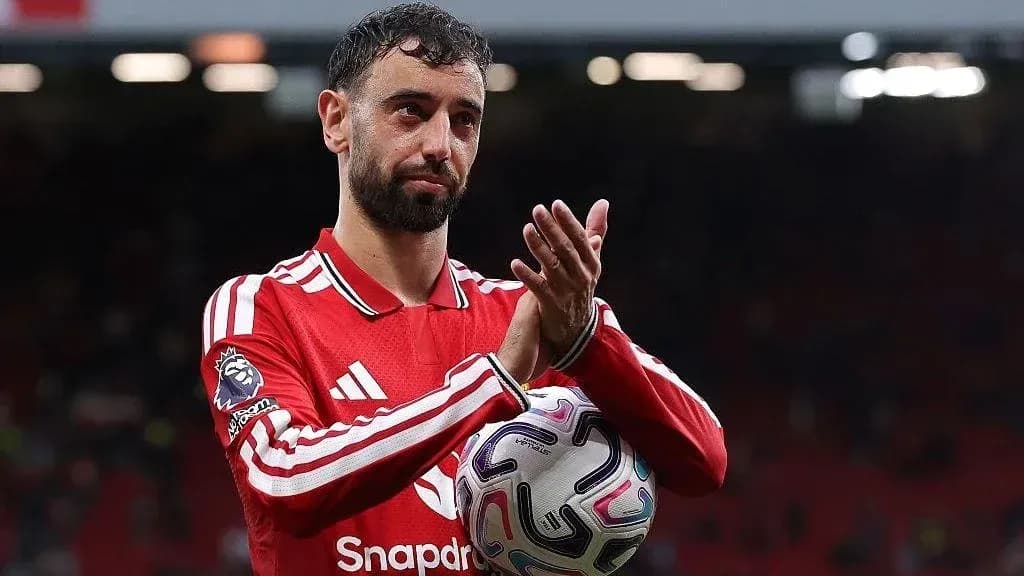 Futbolchi Bruno Fernandes maydonda to'pni ushlab turibdi Futbolchi Bruno Fernandes maydonda to'pni ushlab turibdi