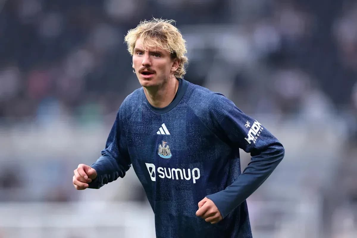 Futbolchi maydonida harakatda, Newcastle kiyimida Futbolchi maydonida harakatda, Newcastle kiyimida