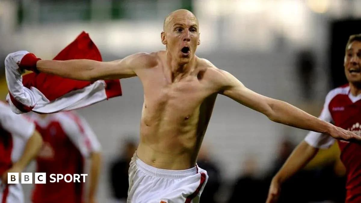 Futbolchi yutqazgandan keyin maydonda nishonlayapti Futbolchi yutqazgandan keyin maydonda nishonlayapti