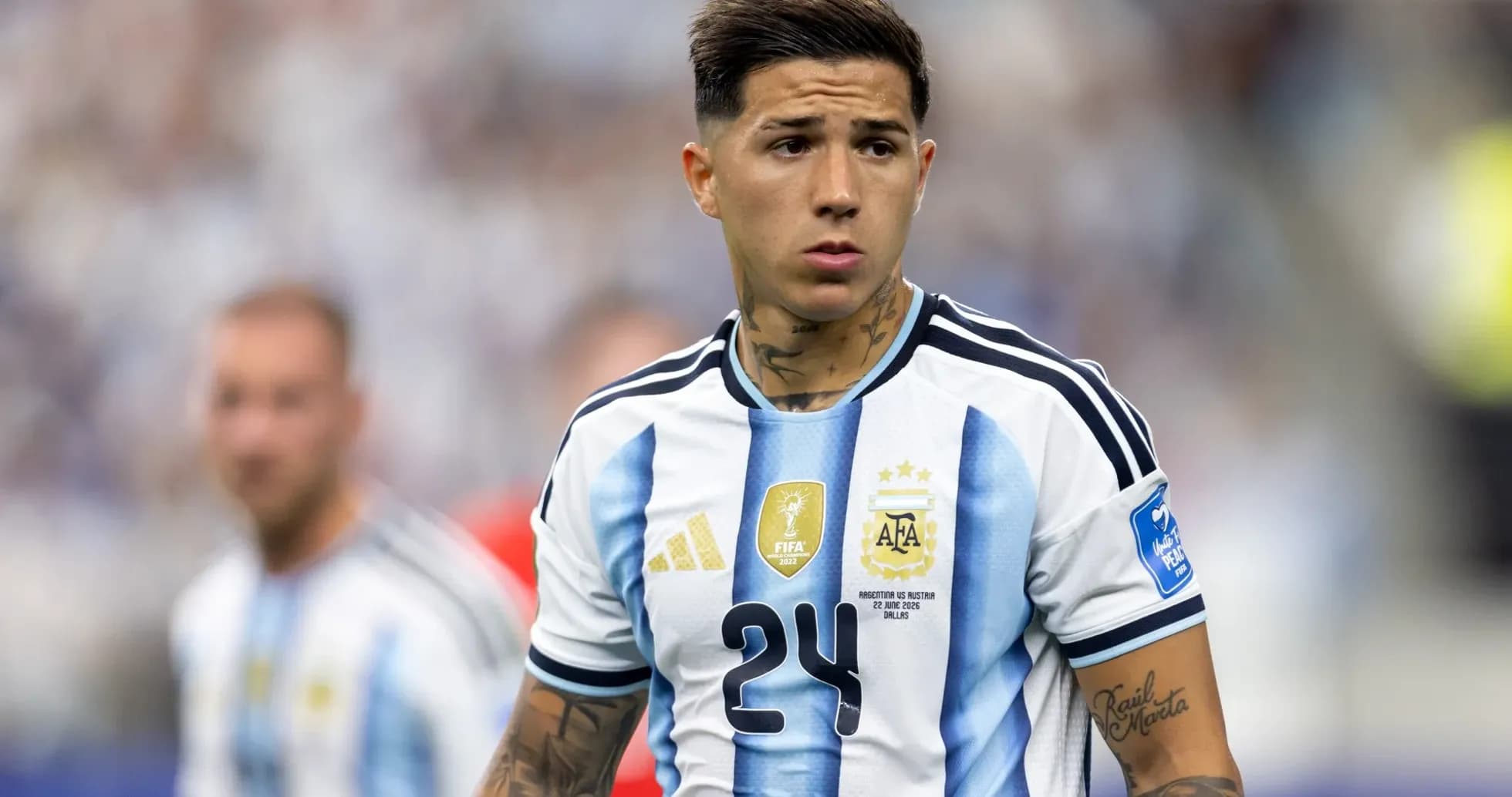 Futbolchi Argentina formasida o'yin maydonida Futbolchi Argentina formasida o'yin maydonida
