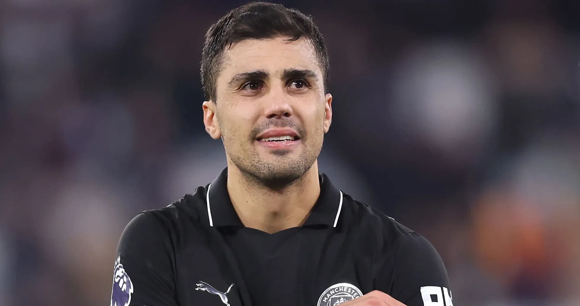 Futbolchi maydonda jamoa bilan aloqada Futbolchi maydonda jamoa bilan aloqada