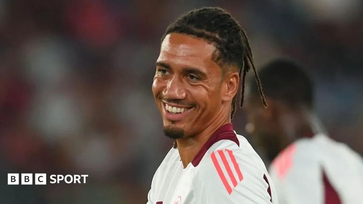 Futbolchi maydonda kulib turibdi Futbolchi maydonda kulib turibdi