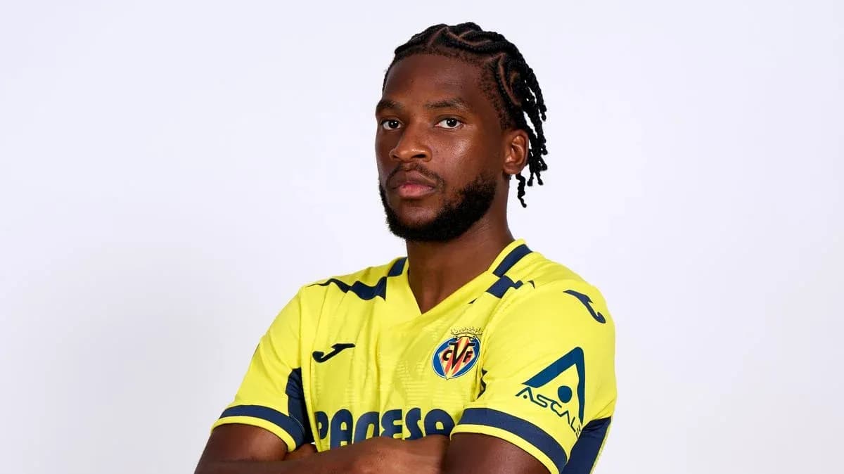 Futbolchi sarı formada, qo'llarini xoch qilib turgan Futbolchi sarı formada, qo'llarini xoch qilib turgan