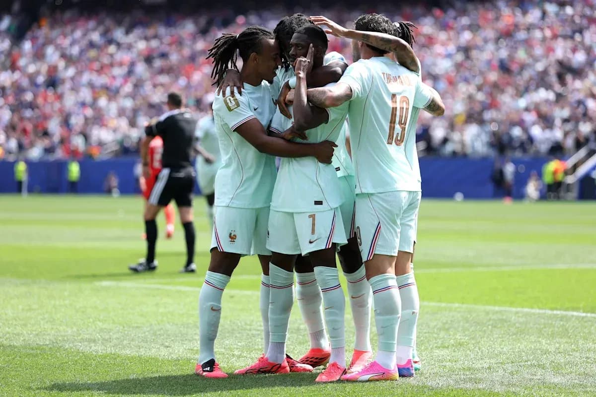 Fransiya futbolchilari goli nishonlayapti Fransiya futbolchilari goli nishonlayapti