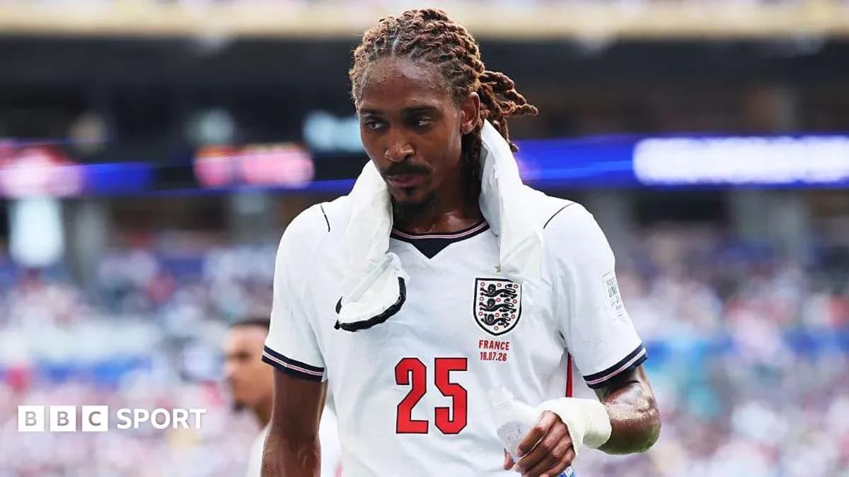 Futbolchi maydondan chiqib ketmoqda, forma kiygan Futbolchi maydondan chiqib ketmoqda, forma kiygan