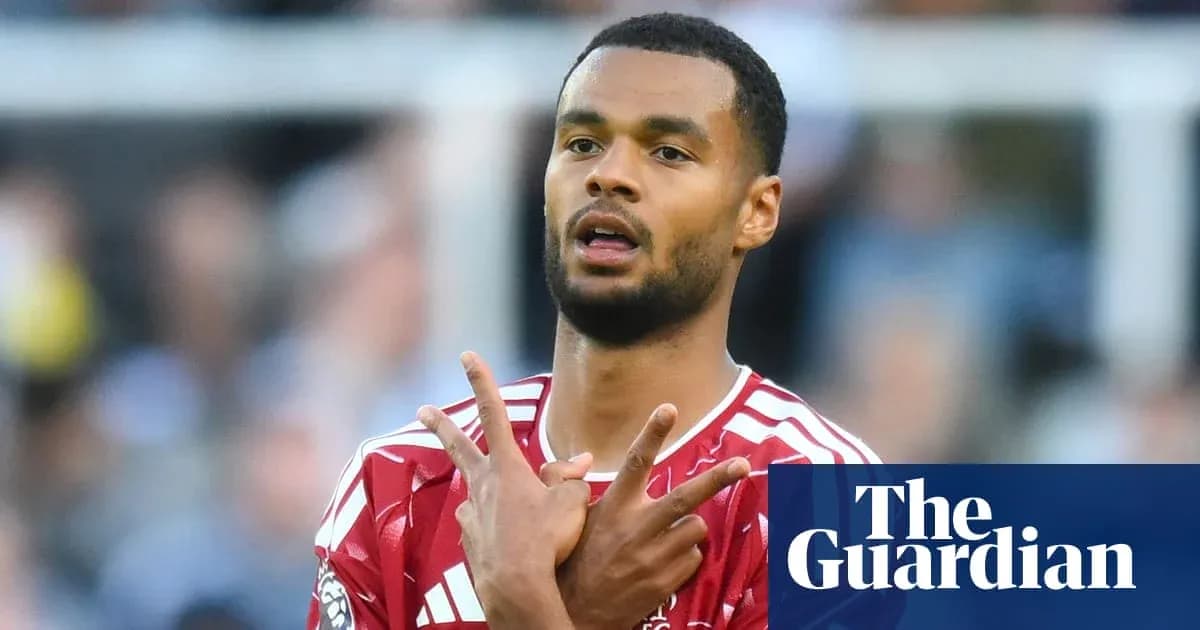 Futbolchi maydonda raqobat olib borayotgani Futbolchi maydonda raqobat olib borayotgani