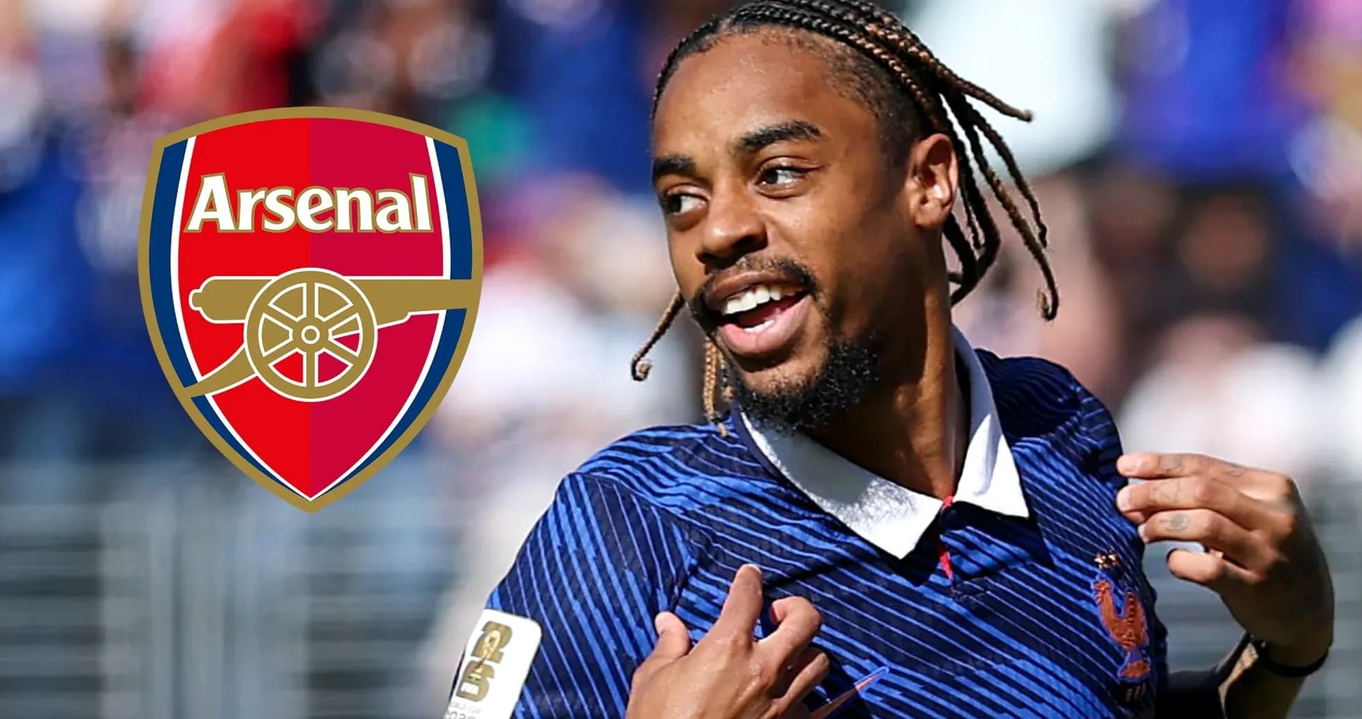 Futbolchi Arsenal logosi bilan maydonda Futbolchi Arsenal logosi bilan maydonda
