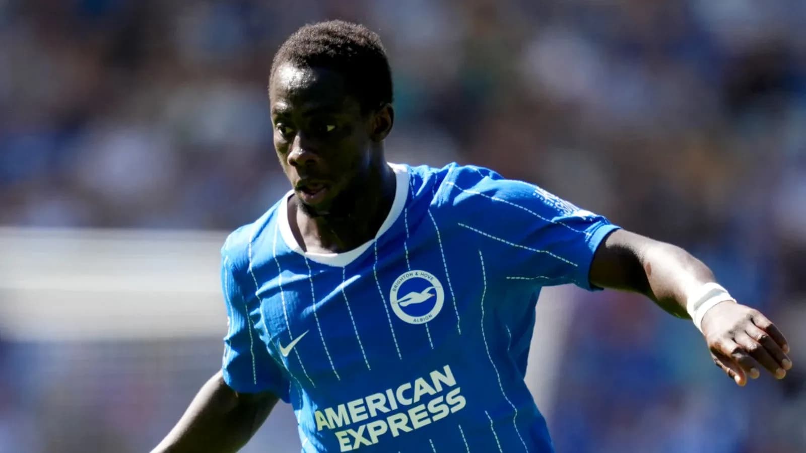Futbolchi maydonda harakatda, Brighton formasi kiygan Futbolchi maydonda harakatda, Brighton formasi kiygan