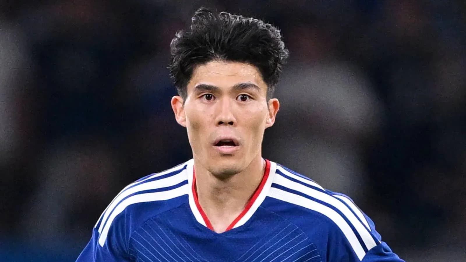 Futbolchi o'yin davomida jamoaviy formada Futbolchi o'yin davomida jamoaviy formada