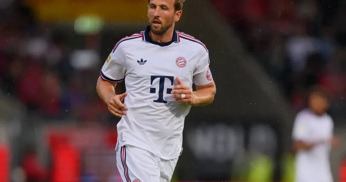 Futbolchi Bayern Munchen formasida maydonda yurmoqda Futbolchi Bayern Munchen formasida maydonda yurmoqda