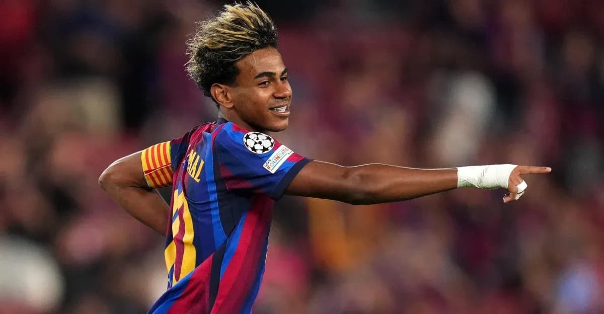 Futbolchi maydonda qo'lini ko'tarib nishonlayapti Futbolchi maydonda qo'lini ko'tarib nishonlayapti