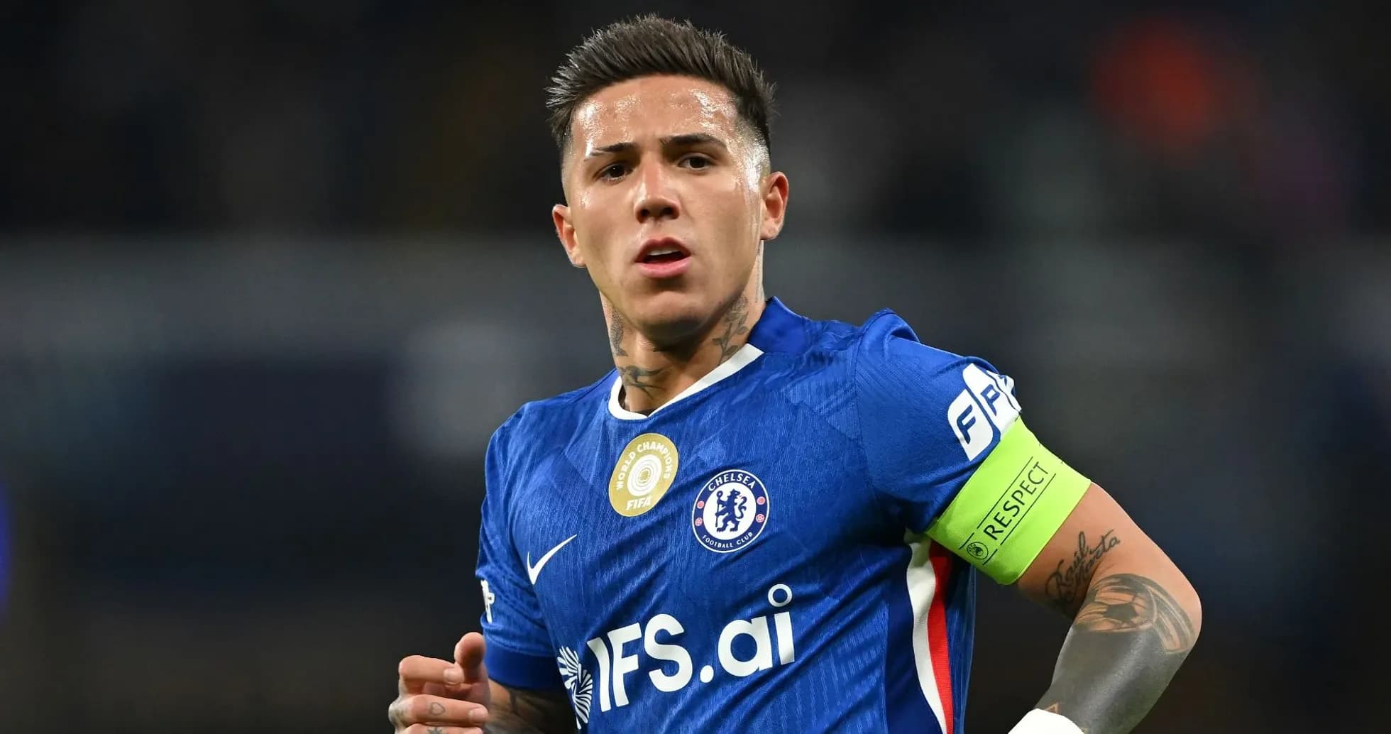 Futbolchi Chelsea formasida, kapitan tasmasi bilan Futbolchi Chelsea formasida, kapitan tasmasi bilan