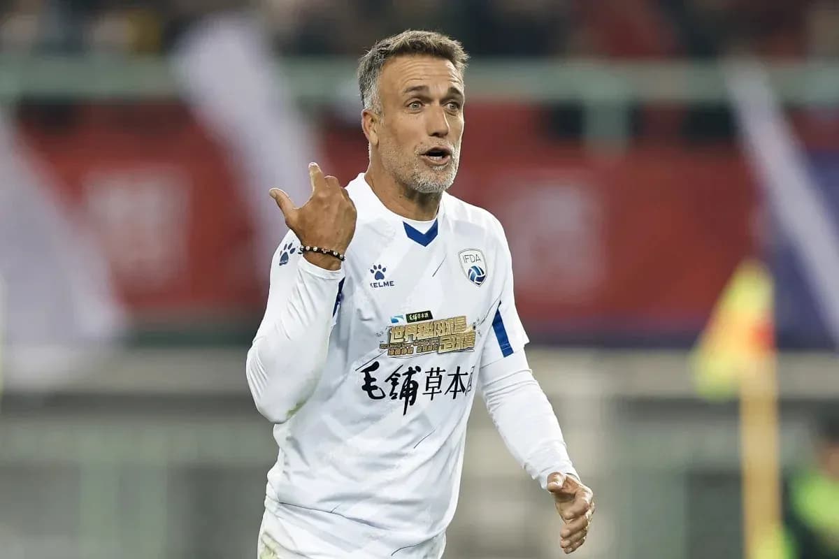 Futbolchi maydonida harakatda va ko'rsatma berayotgan Futbolchi maydonida harakatda va ko'rsatma berayotgan