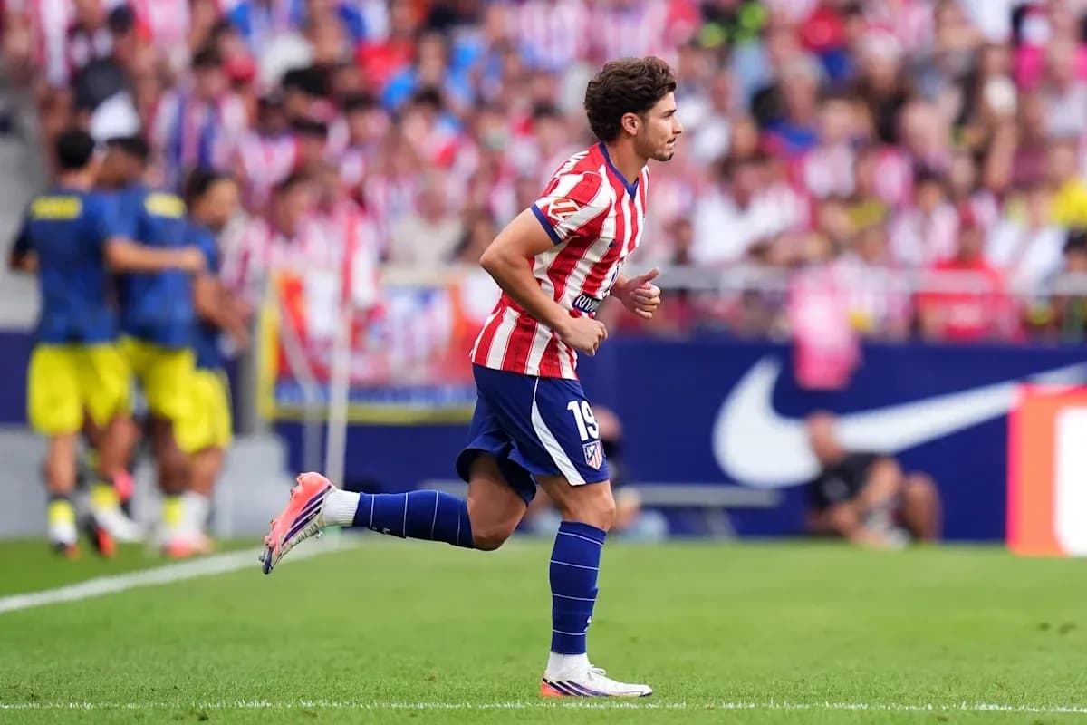 Atletiko Madrid futbolchisi maydonda harakatda Atletiko Madrid futbolchisi maydonda harakatda