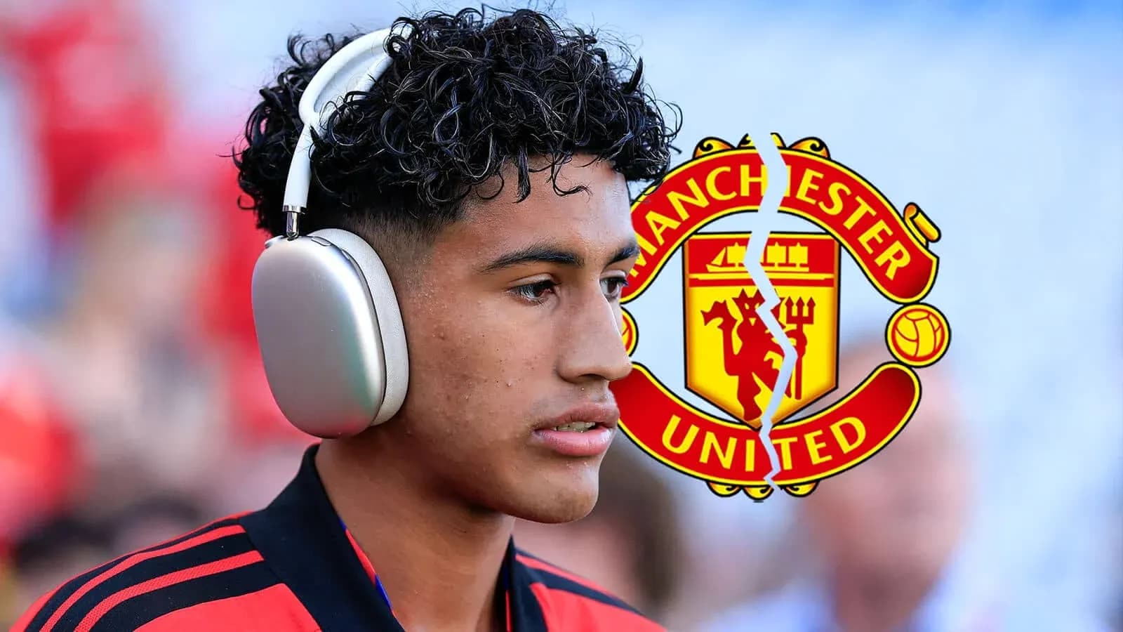 O'yinchi quloqchin bilan Manchester United emblemasi oldida O'yinchi quloqchin bilan Manchester United emblemasi oldida