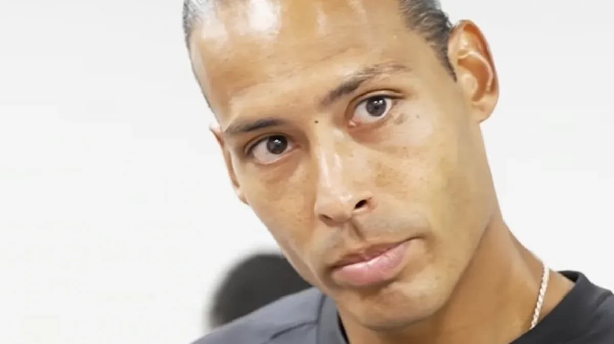 Futbolchi intervyu vaqtida kamera qarab turmoqda Futbolchi intervyu vaqtida kamera qarab turmoqda