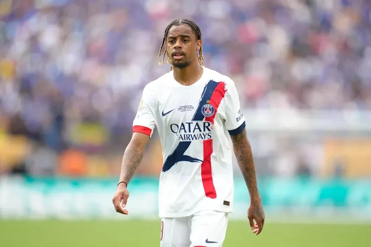 Futbolchi PSG formasi bilan maydonda yuribdi Futbolchi PSG formasi bilan maydonda yuribdi
