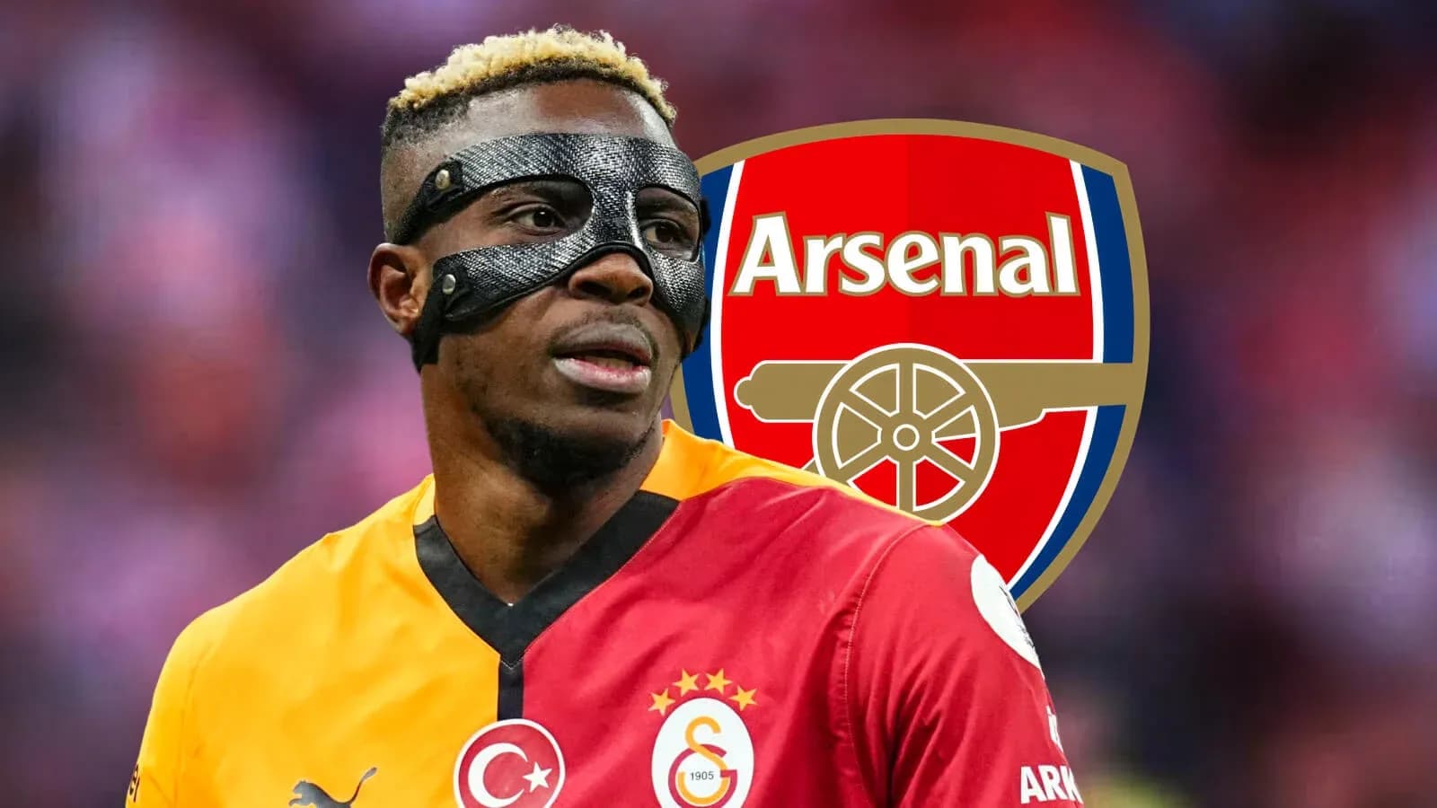 Futbolchi o'yin maydonida Arsenal logosi orqasida Futbolchi o'yin maydonida Arsenal logosi orqasida