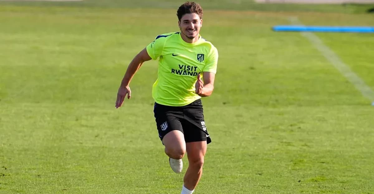 Futbolchi trening maydonida yugurmoqda Futbolchi trening maydonida yugurmoqda