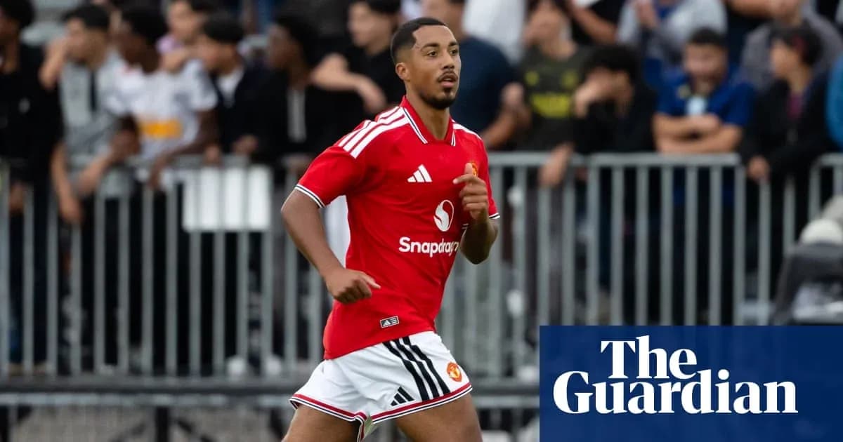 Futbolchi qizil forma kiygan maydonda yugurmoqda Futbolchi qizil forma kiygan maydonda yugurmoqda