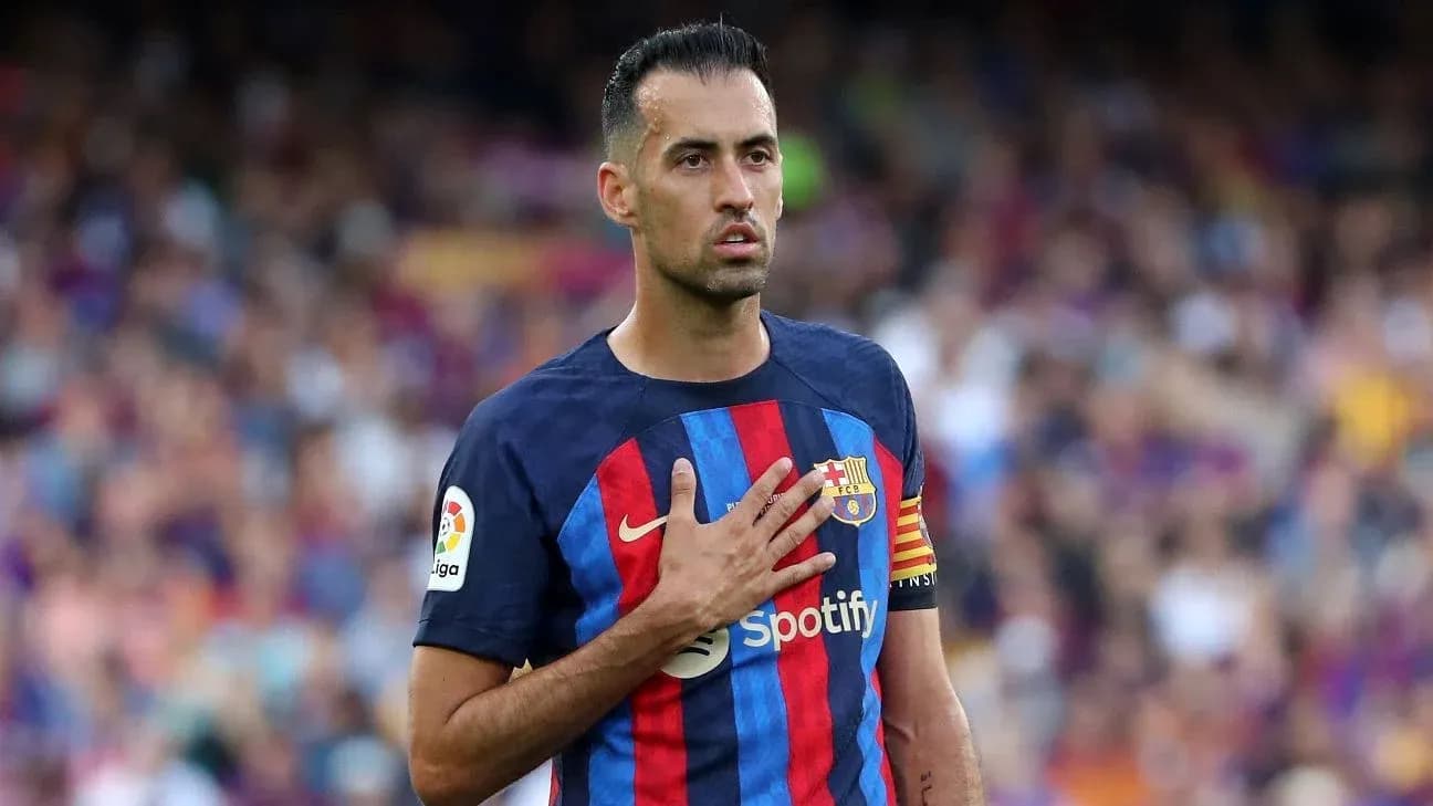 Futbolchi raqibga qarshi qo'lini yuritmoqda Futbolchi raqibga qarshi qo'lini yuritmoqda