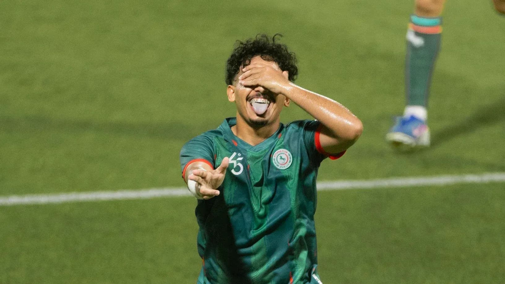 Futbolchi g'alaba qozonganda quvonch bilan harakatda Futbolchi g'alaba qozonganda quvonch bilan harakatda