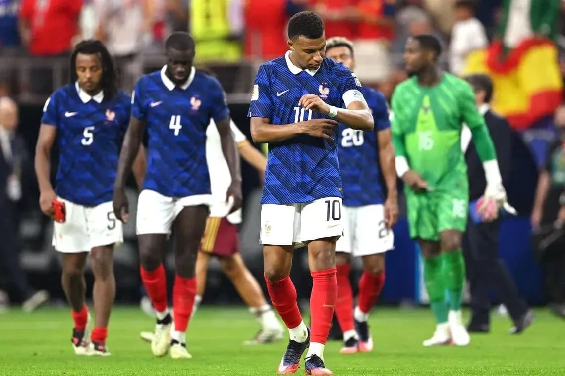 Fransiya futbolchilari o'yin tugagach maydonda yurishmoqda Fransiya futbolchilari o'yin tugagach maydonda yurishmoqda