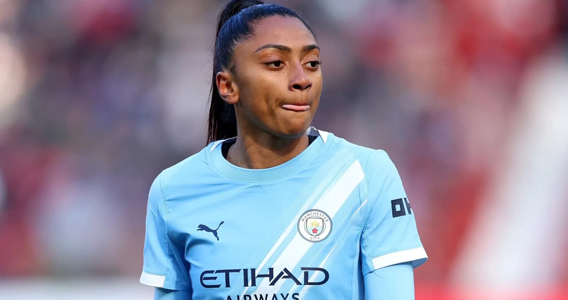 Futbolchi Manchester City formasida, maydonda turibdi Futbolchi Manchester City formasida, maydonda turibdi