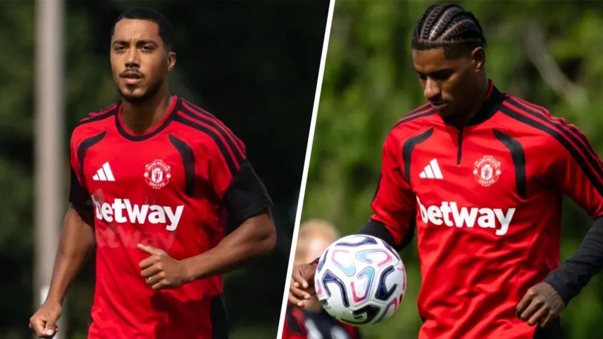 Ikkita futbolchi mashg'ulotda, Manchester United formasi Ikkita futbolchi mashg'ulotda, Manchester United formasi
