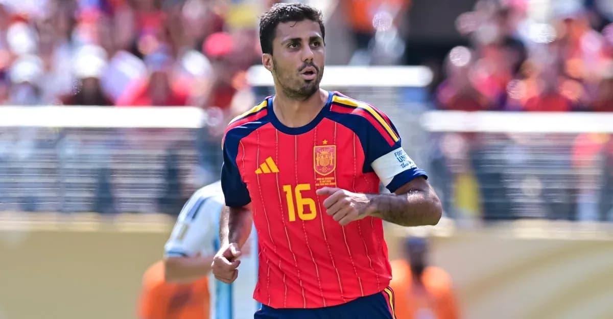 Futbolchi Ispaniya formasi bilan maydonda harakatda Futbolchi Ispaniya formasi bilan maydonda harakatda
