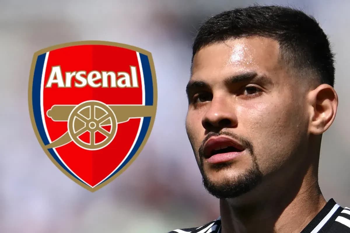 Futbolchi Arsenal logosi oldida turibdi Futbolchi Arsenal logosi oldida turibdi