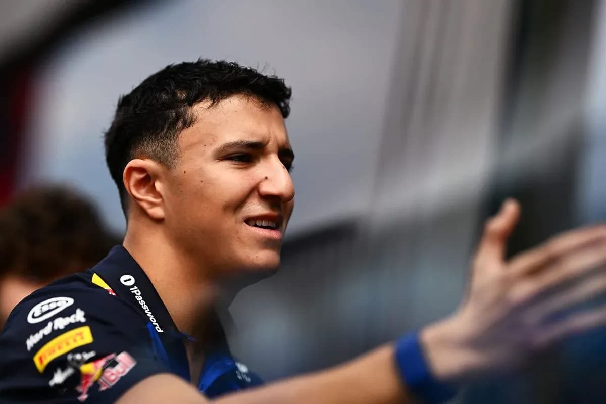 Yoshimizu Red Bull jamoasi formasida turibdi Yoshimizu Red Bull jamoasi formasida turibdi